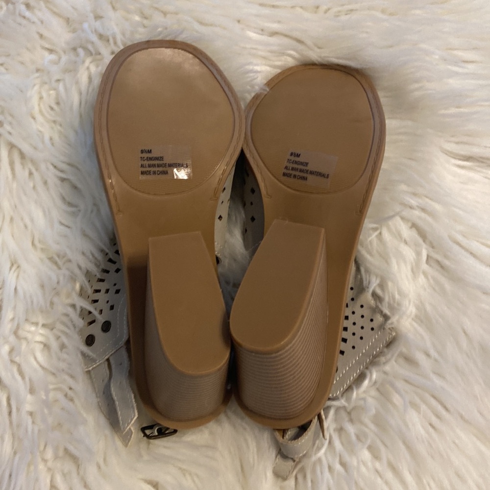True Craft light gray Heels with Laser-Cut Design BNWOT size 9.5 see all photos - Picture 8 of 12